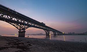 夜幕下的南京长江大桥景观摄影图片