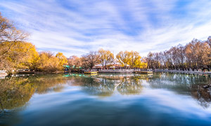 秋季蓝天白云下的湖泊美景摄影图片