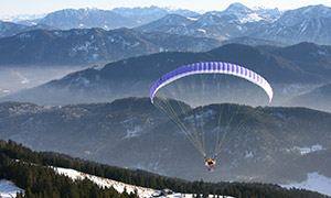 群山风光与滑翔伞运动人物摄影图片