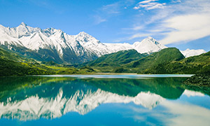 蓝天白云雪山湖泊风景摄影高清图片