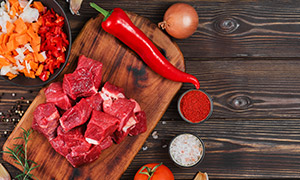 新鲜牛肉与辣椒等食材摄影高清图片