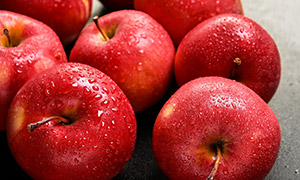 又大又圆的红苹果特写摄影高清图片