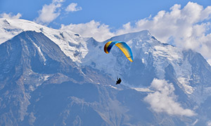 飞越雪山的滑翔伞运动人物摄影图片