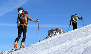 全副武装攀登雪山人物摄影高清图片