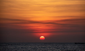 海景与天边的一轮红日风光高清图片
