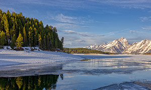 大提顿国家公园雪山与湖泊摄影图片