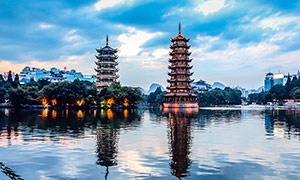 傍晚美丽的桂林日月双塔摄影图片