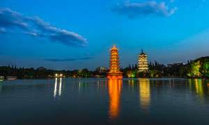 夜色下的桂林日月双塔美景摄影图片
