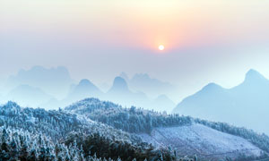 冬季早晨大山中霜冻美景摄影图片