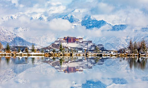 大山下的布达拉宫美景摄影图片
