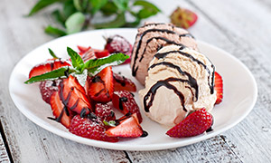 盘子里的草莓与冰淇淋摄影高清图片