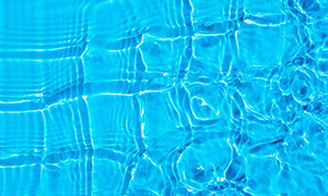 蓝色清澈水面上的波纹特写摄影图片