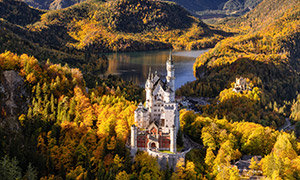 新天鹅城堡与层林尽染秋色摄影图片
