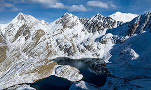 湖泊与积雪覆盖的群山摄影高清图片