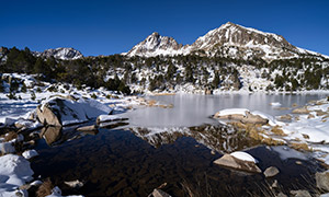 雪山与半冰封的湖泊等摄影高清图片