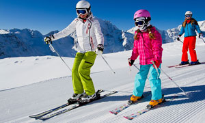 滑雪场中在学习滑雪的儿童摄影图片