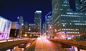 城市道路与商务写字楼夜景摄影图片