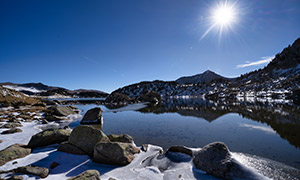 冬日暖阳下的湖泊风光摄影高清图片