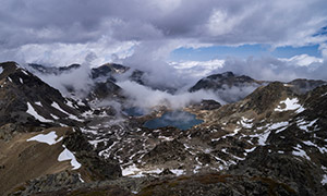 云霧中的高山湖泊自然風光攝影圖片