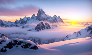 冬季落日下的雪山山脚美景摄影图片