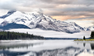 雪山腳下的湖泊和山林美景攝影圖片