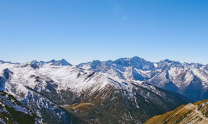 藍天下連綿的山峰美景高清攝影圖片