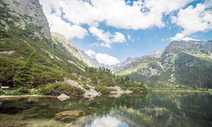 藍(lán)天白云下的山水湖畔高清攝影圖片