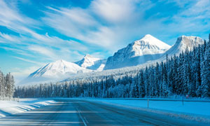 藍天白云下的冬季大山雪景攝影圖片