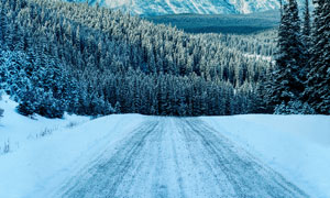 冬季大山中公路雪景高清摄影图片