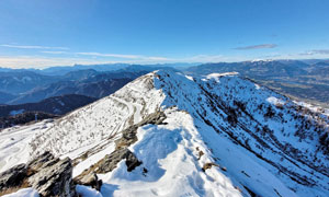 藍(lán)天下的雪山航拍圖攝影圖片