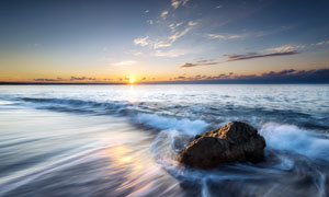 夕陽下的海邊風光高清攝影圖片