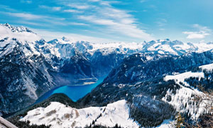 冬季蓝天下的山川美景摄影图片