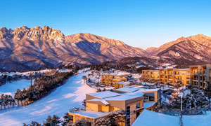 冬季大山腳下的城鎮(zhèn)雪景攝影圖片