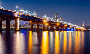 夜晚首爾大橋美麗夜景攝影圖片