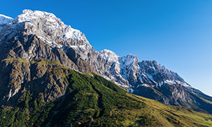 藍(lán)天雪山植被自然風(fēng)光攝影高清圖片