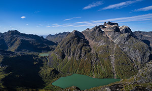 被群山環(huán)抱的湖泊風景攝影高清圖片