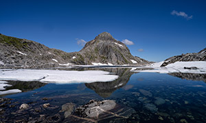 群山湖泊與白色的冰雪風(fēng)光攝影圖片