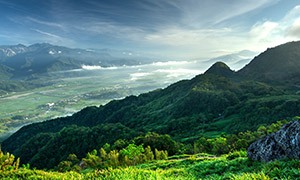 山頂視角眺望遠山自然風景攝影圖片