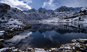 被群山雪景環繞的湖泊攝影高清圖片