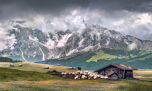 樹林與在山間的小木屋攝影高清圖片