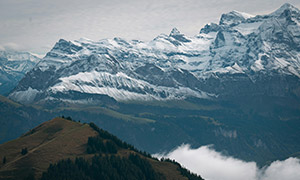 湖泊樹(shù)林與連綿的雪山攝影高清圖片