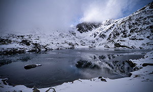 嚴寒天氣雪山湖泊自然風光攝影圖片