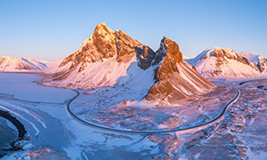 被厚厚積雪覆蓋的山峰風光攝影圖片