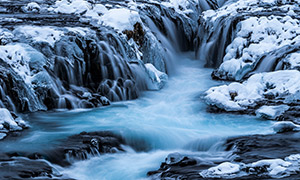 冬季瀑布與皚皚的白雪美景攝影圖片