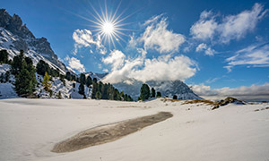 陽光燦爛白云悠悠壯美雪山風光圖片