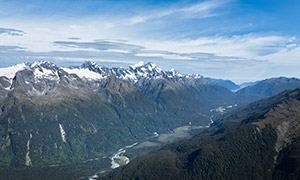 山谷與被白雪覆蓋著的山峰攝影圖片