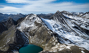 湖泊與壯麗的山峰自然風(fēng)景攝影圖片