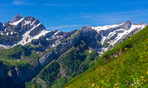 藍天映襯下的巍峨雪山風(fēng)光攝影圖片